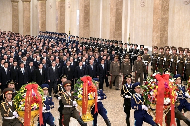 북한의 '실세' 최선희는 왜 금수산 궁전 참배에 빠졌나