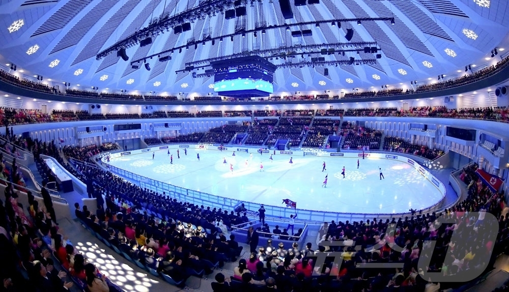 (평양 노동신문=뉴스1) = 북한 노동당 기관지 노동신문은 17일 "뜻깊은 2월의 명절을 맞으며 빙상휘거(피겨)모범출연이 16일 빙상관에서 진행되였다"고 보도했다. [국내에서만 사 …