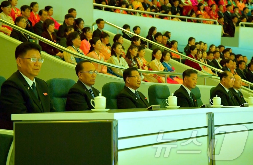 (평양 노동신문=뉴스1) = 북한 노동당 기관지 노동신문은 17일 "뜻깊은 2월의 명절을 맞으며 빙상휘거(피겨)모범출연이 16일 빙상관에서 진행되였다"고 보도했다. [국내에서만 사 …