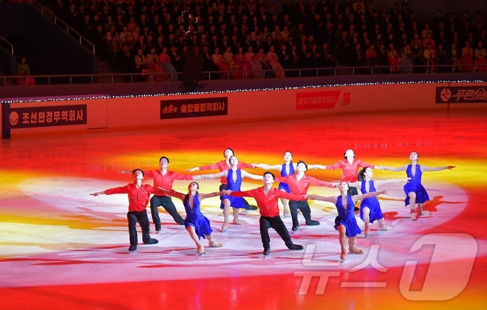 (평양 노동신문=뉴스1) = 북한 노동당 기관지 노동신문은 17일 "뜻깊은 2월의 명절을 맞으며 빙상휘거(피겨)모범출연이 16일 빙상관에서 진행되였다"고 보도했다. [국내에서만 사 …