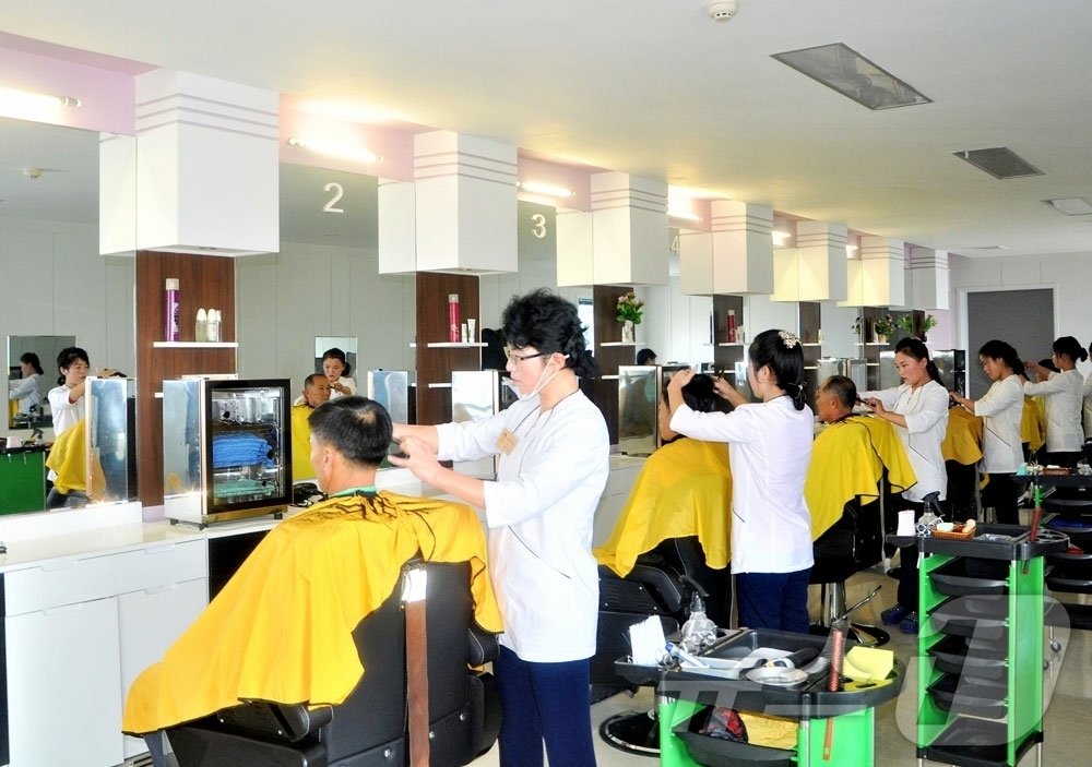 (평양 노동신문=뉴스1) = 북한 노동당 기관지 노동신문은 17일 "인민의 문명과 복리증진을 위해 모든 것을 다해가는 당의 은정 속에 대중문화생활거점으로 훌륭히 일떠선 강동군, 정 …