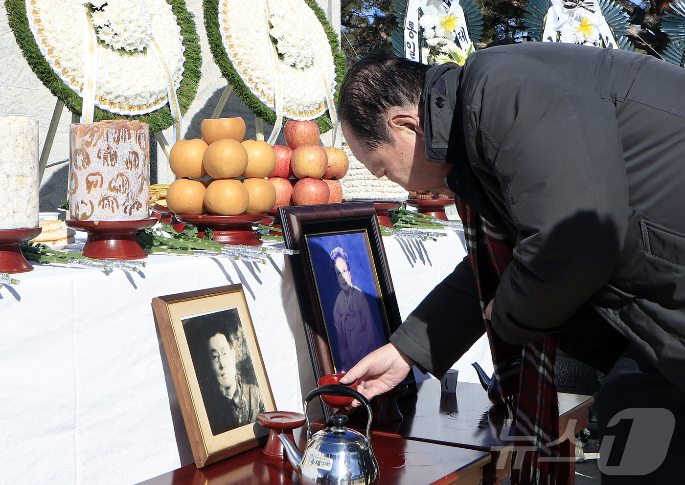 (파주=뉴스1) 박정호 기자 = 병오년 설날인 17일 오전 경기도 파주시 임진각 망배단에서 열린 제42회 망향경모제를 찾은 실향민 등이 차례를 지내고 있다.  2026.2.17/뉴 …