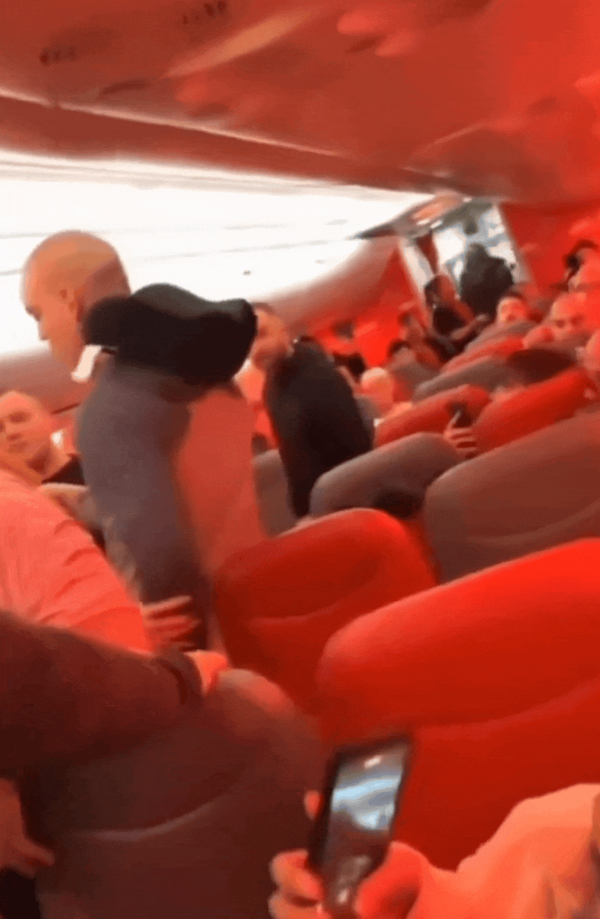 본문 이미지 - 튀르키예에서 영국으로 향하는 여객기에서 승객들의 난투극이 벌어지고 있다. (출처=엑스(X))