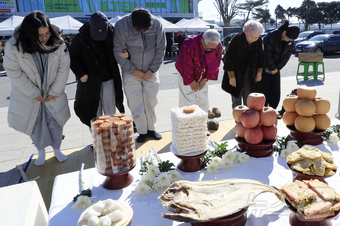 (파주=뉴스1) 박정호 기자 = 병오년 설날인 17일 오전 경기도 파주시 임진각 망배단에서 열린 제42회 망향경모제를 찾은 실향민 등이 차례를 지내고 있다.  2026.2.17/뉴 …