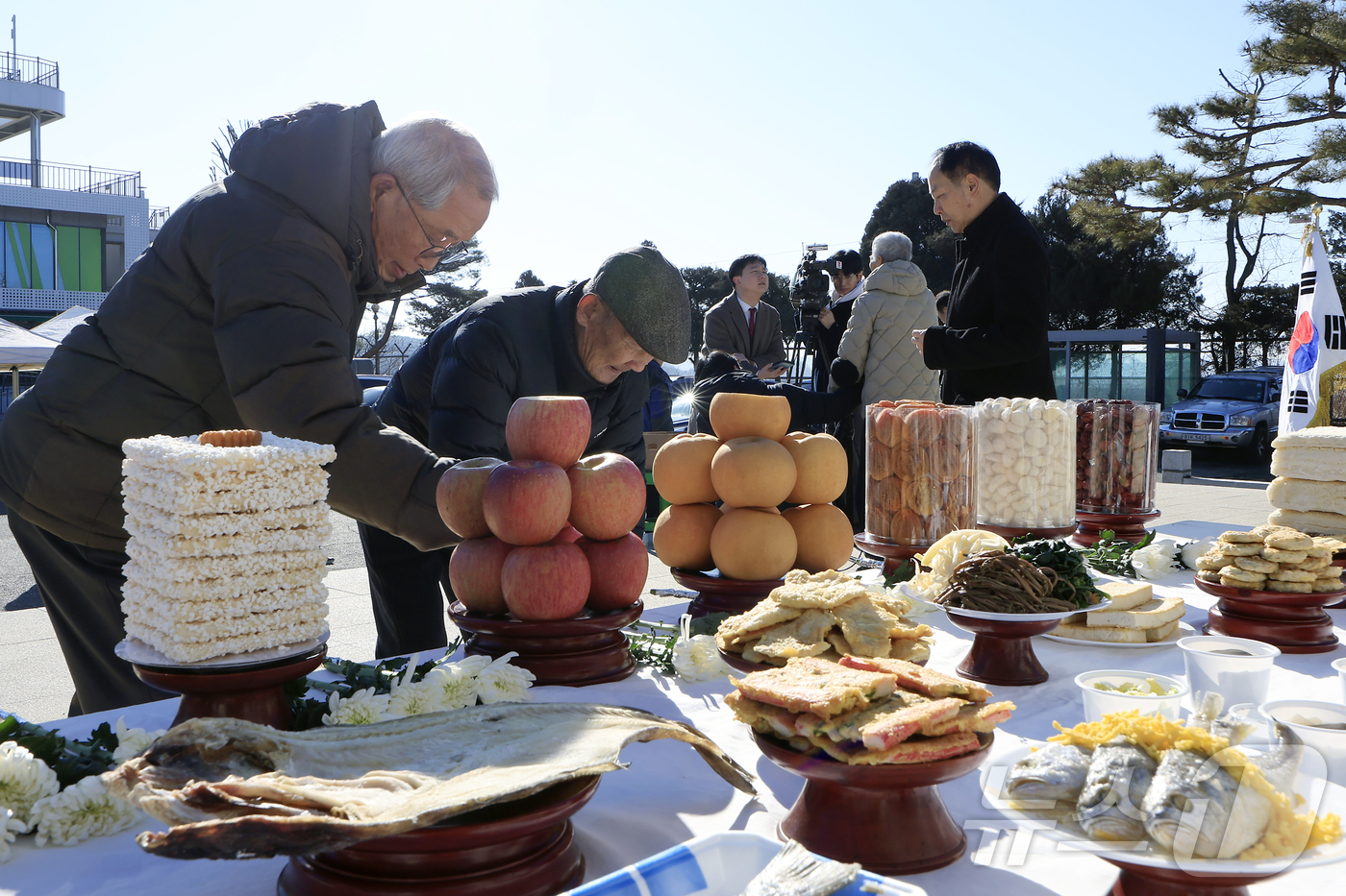 (파주=뉴스1) 박정호 기자 = 병오년 설날인 17일 오전 경기도 파주시 임진각 망배단에서 열린 제42회 망향경모제를 찾은 실향민 등이 차례를 지내고 있다.  2026.2.17/뉴 …