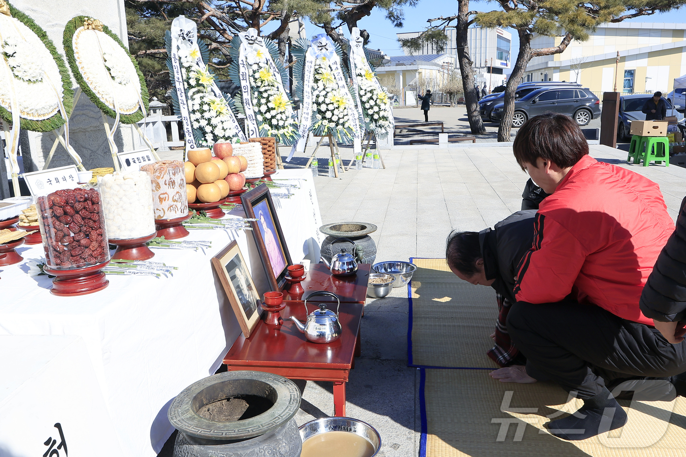 (파주=뉴스1) 박정호 기자 = 병오년 설날인 17일 오전 경기도 파주시 임진각 망배단에서 열린 제42회 망향경모제를 찾은 실향민 등이 차례를 지내고 있다.  2026.2.17/뉴 …