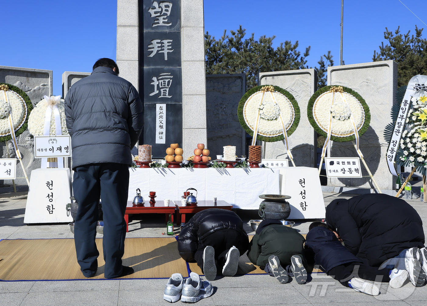 (파주=뉴스1) 박정호 기자 = 병오년 설날인 17일 오전 경기도 파주시 임진각 망배단에서 열린 제42회 망향경모제를 찾은 실향민 등이 차례를 지내고 있다.  2026.2.17/뉴 …
