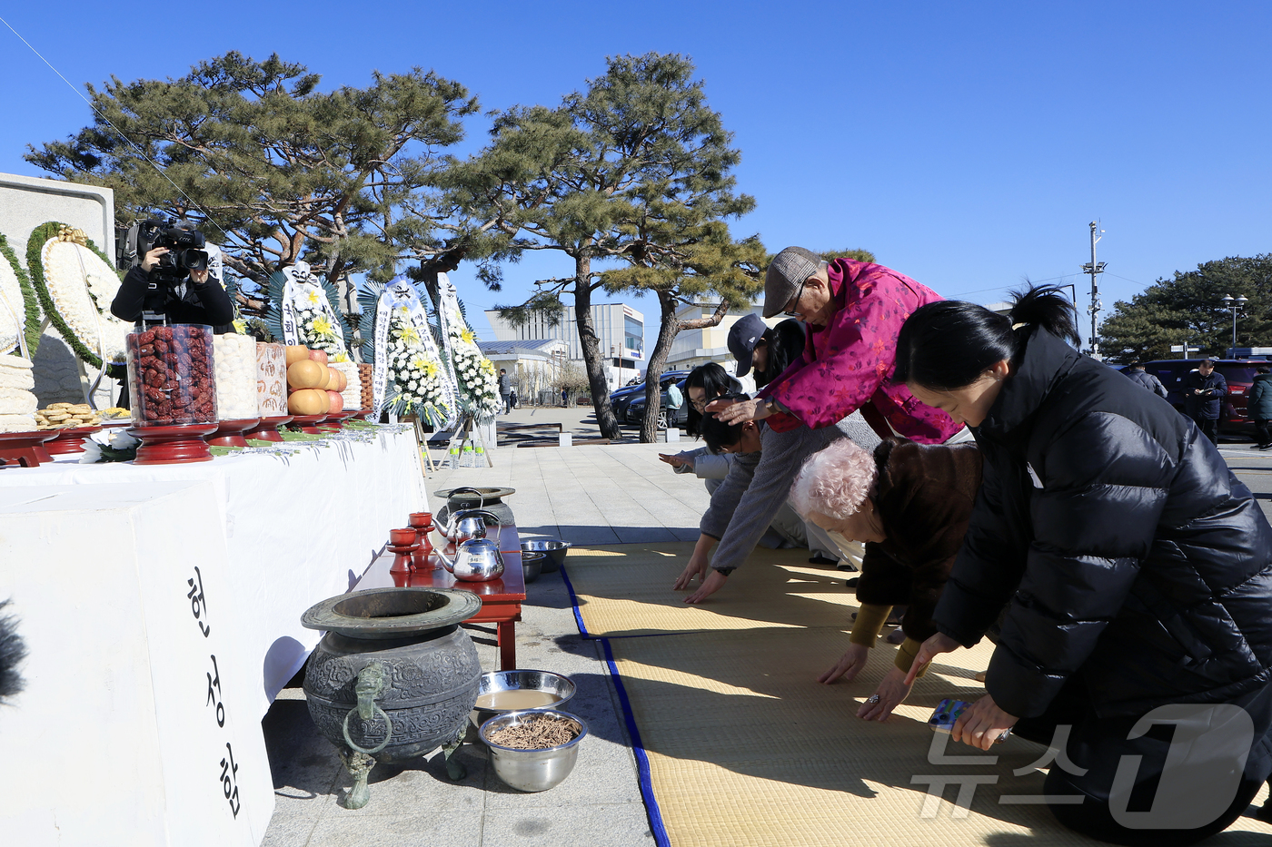 (파주=뉴스1) 박정호 기자 = 병오년 설날인 17일 오전 경기도 파주시 임진각 망배단에서 열린 제42회 망향경모제를 찾은 실향민 등이 차례를 지내고 있다.  2026.2.17/뉴 …