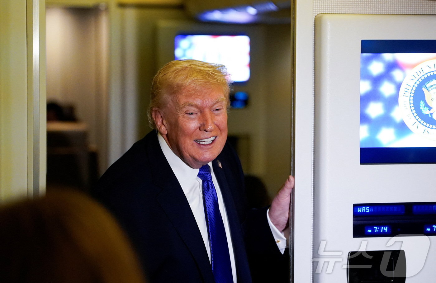 (로이터=뉴스1) 김지완 기자 = 16일(현지시간) 도널드 트럼프 미국 대통령이 플로리다주에서 워싱턴DC로 향하는 대통령 전용기 '에어포스원'에서 취재진 질문에 답하고 있다. 20 …