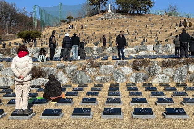 영하 날씨에도 성묘객 북적…'따뜻한 햇빛이 반겨'