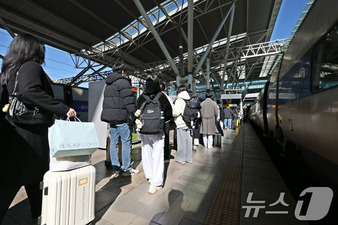 (서울=뉴스1) 황기선 기자 = 설날 당일인 17일 서울역에서 귀경객들이 열차에 내려 이동하고 있다. 2026.2.17/뉴스1