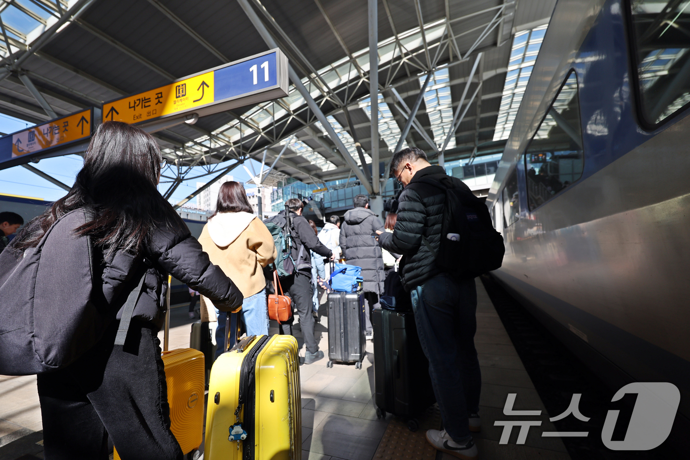 (서울=뉴스1) 황기선 기자 = 설날 당일인 17일 서울역에서 귀경객들이 열차에 내려 이동하고 있다. 2026.2.17/뉴스1