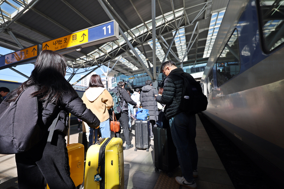 열차에 내려 이동하는 귀경객들