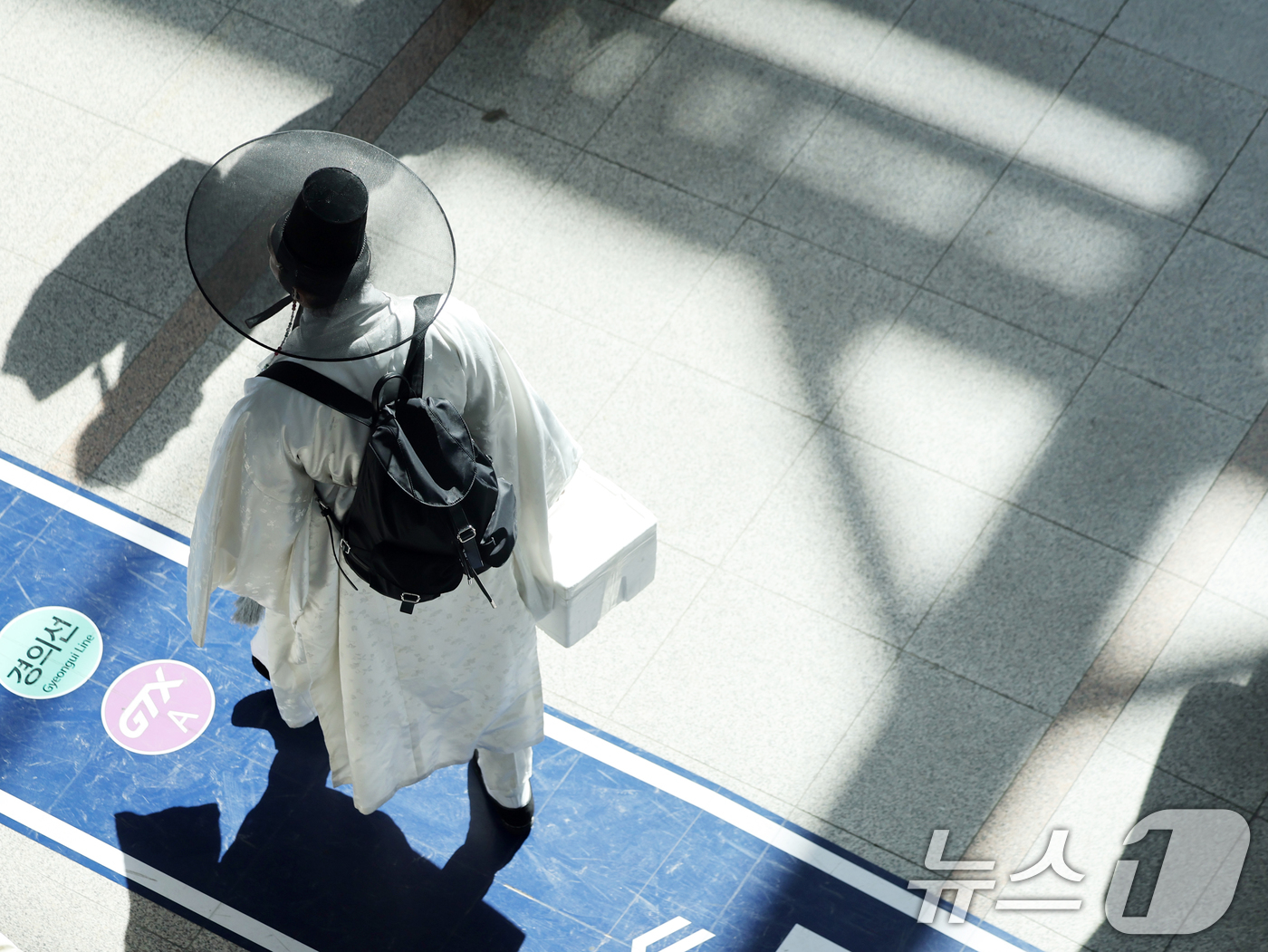 (서울=뉴스1) 황기선 기자 = 설날 당일인 17일 서울역에서 귀경객들이 열차에 내려 이동하고 있다. 2026.2.17/뉴스1