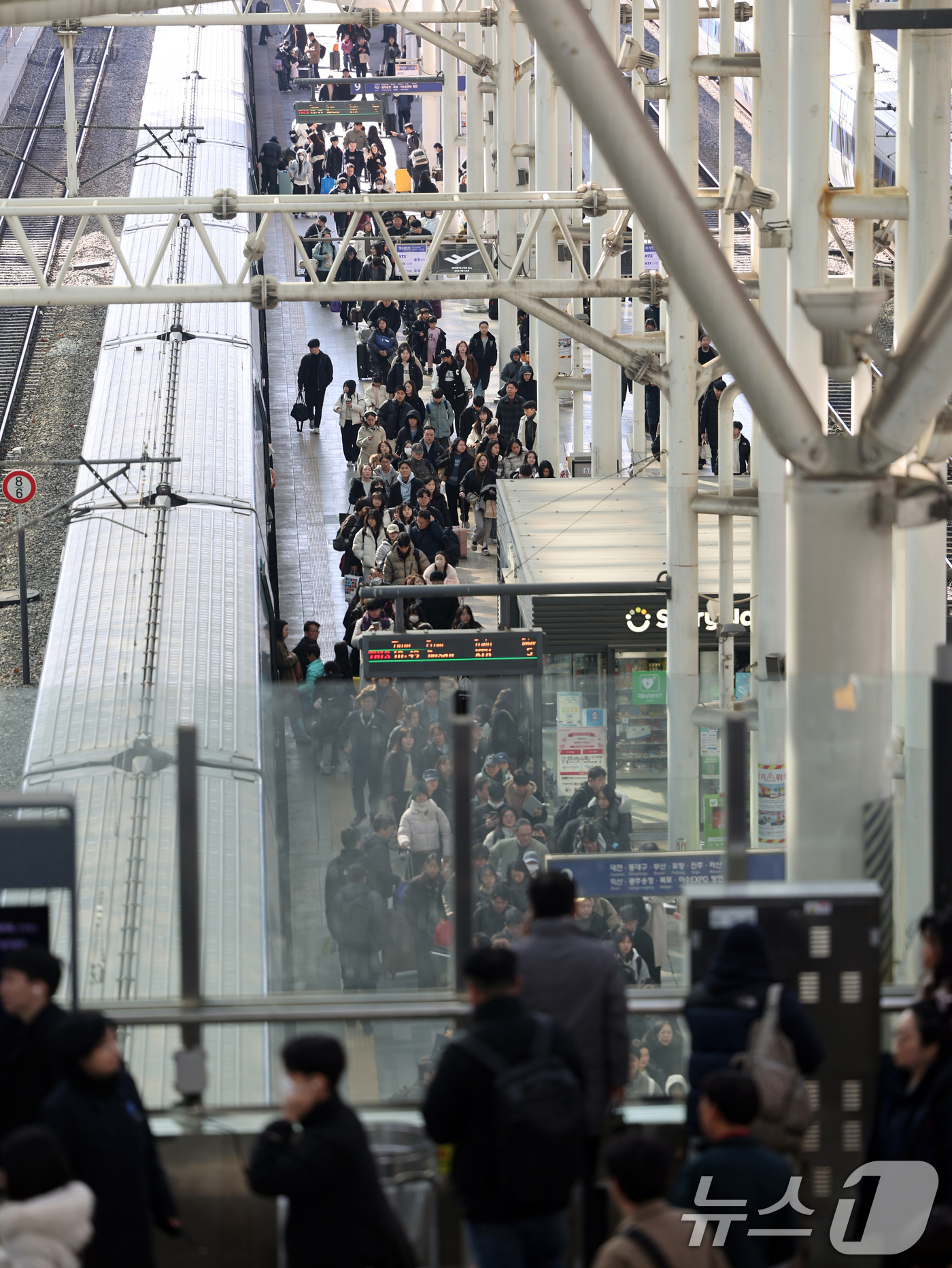 (서울=뉴스1) 황기선 기자 = 설날 당일인 17일 서울역에서 귀경객들이 열차에 내려 이동하고 있다. 2026.2.17/뉴스1