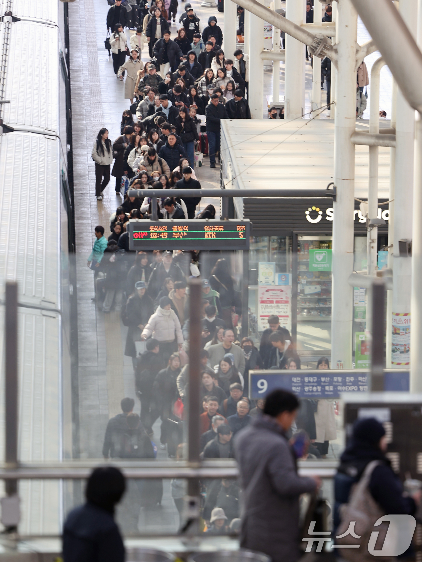 (서울=뉴스1) 황기선 기자 = 설날 당일인 17일 서울역에서 귀경객들이 열차에 내려 이동하고 있다. 2026.2.17/뉴스1