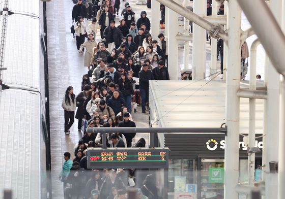 열차에 내려 이동하는 귀경객들