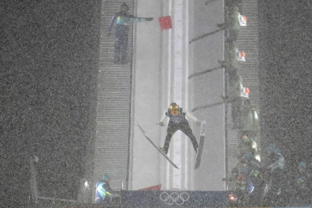 스키점프 슈퍼팀, 폭설로 중단…오스트리아는 웃고 일본은 울고 [올림픽]