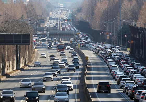 귀경 정체, 정점 지났지만 '답답'…부산→서울 7시간10분