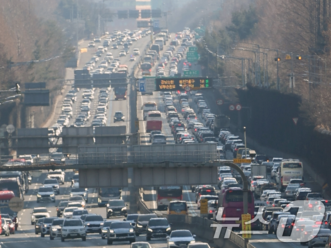 (서울=뉴스1) 황기선 기자 = 설날 당일인 17일 오후 서울 서초구 잠원IC 인근 경부고속도로 상행선(왼쪽)·하행선 방향 차량들이 서행하고 있다.한국도로공사에 따르면 이날 전국에 …