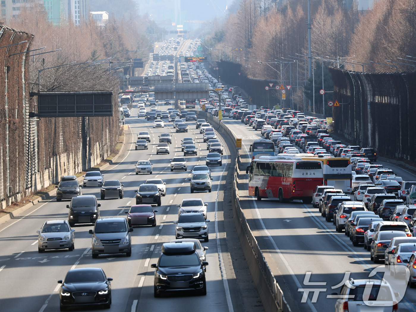 (서울=뉴스1) 황기선 기자 = 설날 당일인 17일 오후 서울 서초구 잠원IC 인근 경부고속도로 상행선(왼쪽)·하행선 방향 차량들이 서행하고 있다.한국도로공사에 따르면 이날 전국에 …
