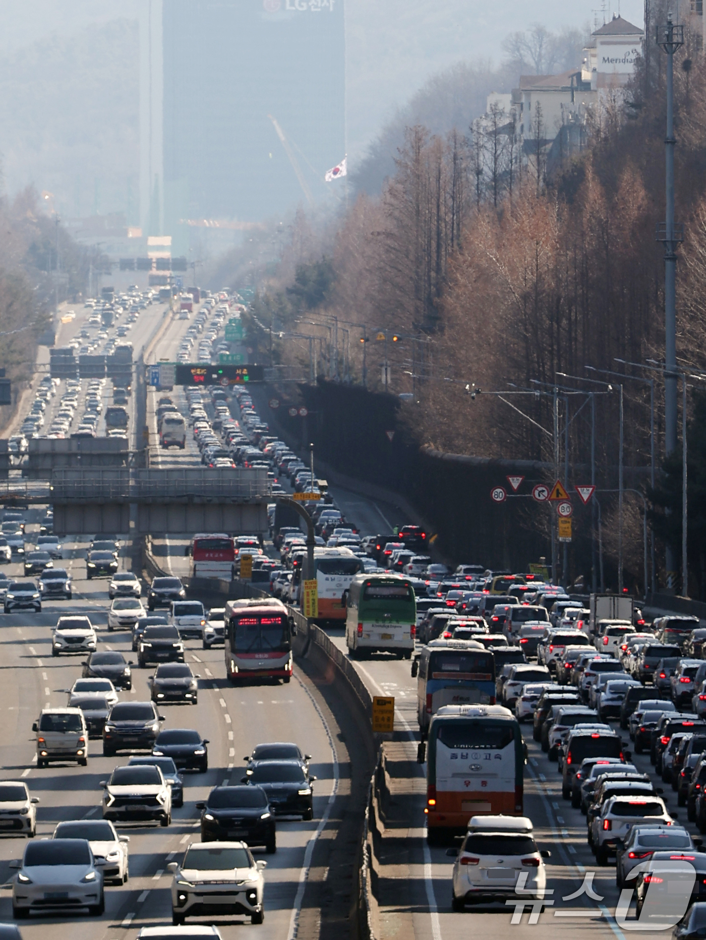 (서울=뉴스1) 황기선 기자 = 설날 당일인 17일 오후 서울 서초구 잠원IC 인근 경부고속도로 상행선(왼쪽)·하행선 방향 차량들이 서행하고 있다.한국도로공사에 따르면 이날 전국에 …