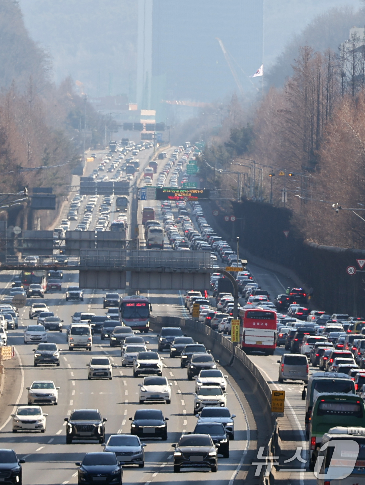 (서울=뉴스1) 황기선 기자 = 설날 당일인 17일 오후 서울 서초구 잠원IC 인근 경부고속도로 상행선(왼쪽)·하행선 방향 차량들이 서행하고 있다.한국도로공사에 따르면 이날 전국에 …