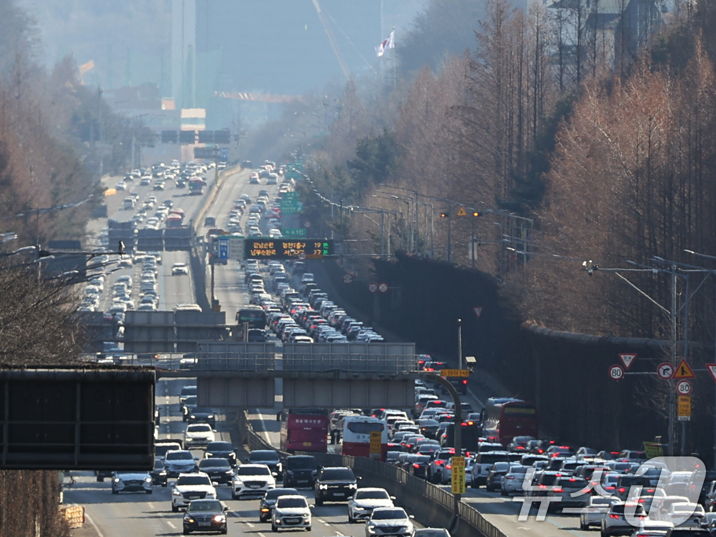 (서울=뉴스1) 황기선 기자 = 설날 당일인 17일 오후 서울 서초구 잠원IC 인근 경부고속도로 상행선(왼쪽)·하행선 방향 차량들이 서행하고 있다.한국도로공사에 따르면 이날 전국에 …