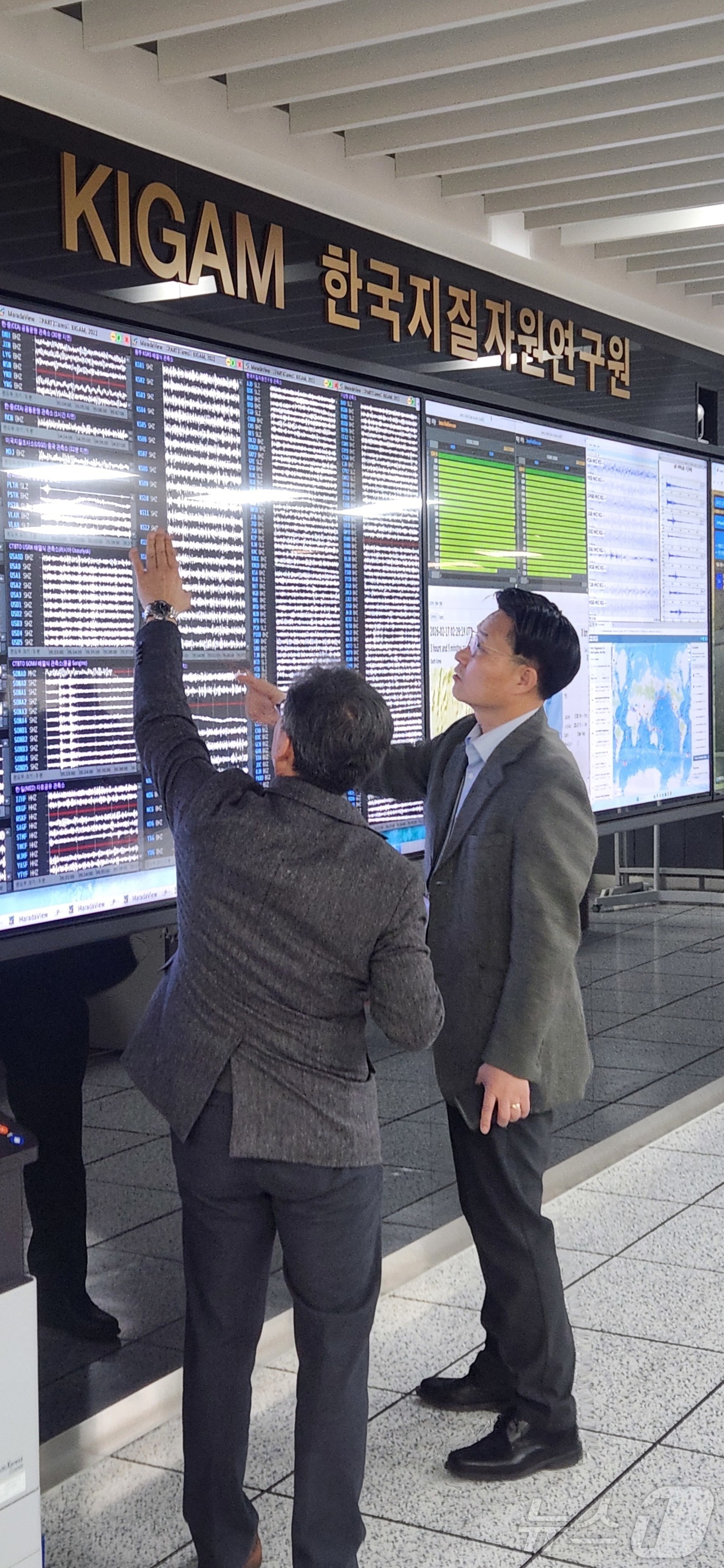 (서울=뉴스1) = 구혁채 과학기술정보통신부 제1차관이 17일 오후 대전 한국지질자원연구원 지진종합상황실을 방문해 관측망 현황 등을 점검하고, 근무 중인 직원들을 격려하고 있다.한 …