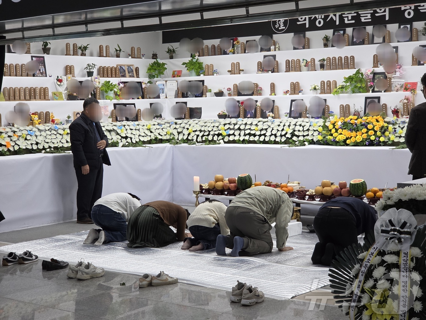 (무안=뉴스1) 전원 기자 = 17일 오전 전남 무안국제공항에서 12.29 제주항공 여객기 참사 희생자들을 기리는 합동 차례가 진행되고 있다. (유가족 협의회 제공. 재판매 및 D …