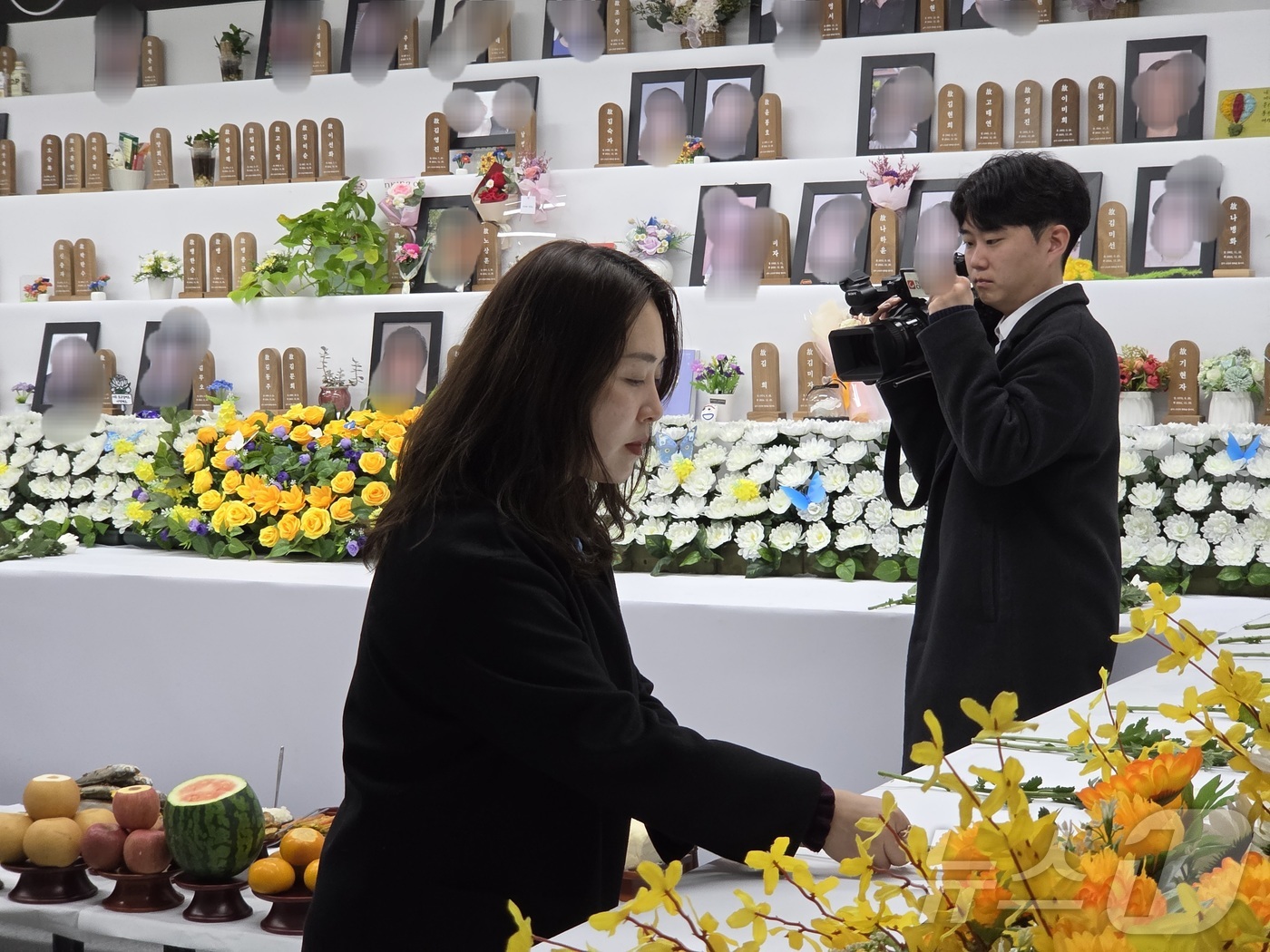 (무안=뉴스1) 전원 기자 = 17일 오전 전남 무안국제공항에서 12.29 제주항공 여객기 참사 희생자들을 기리는 합동 차례가 진행되고 있다. (유가족 협의회 제공. 재판매 및 D …