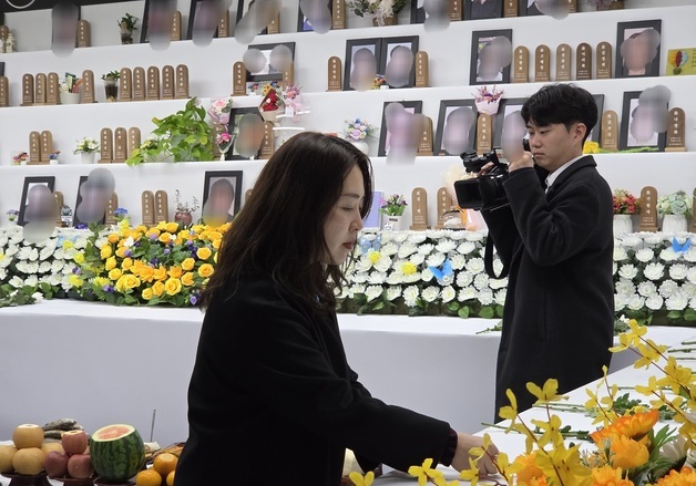 여객기 참사 유가족들, 설 맞아 무안공항서 합동 차례