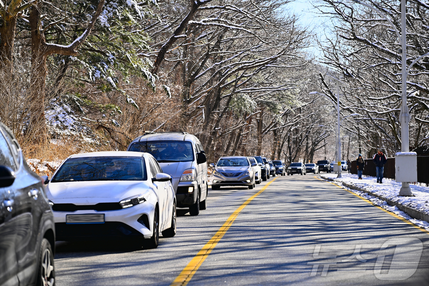 (속초=뉴스1) 윤왕근 기자 = 설 명절 당일인 17일 강원 속초시 설악산 진입로에 차량이 줄지어 올라가고 있다.(속초시 제공, 재판매 및 DB 금지) 2026.2.17/뉴스1