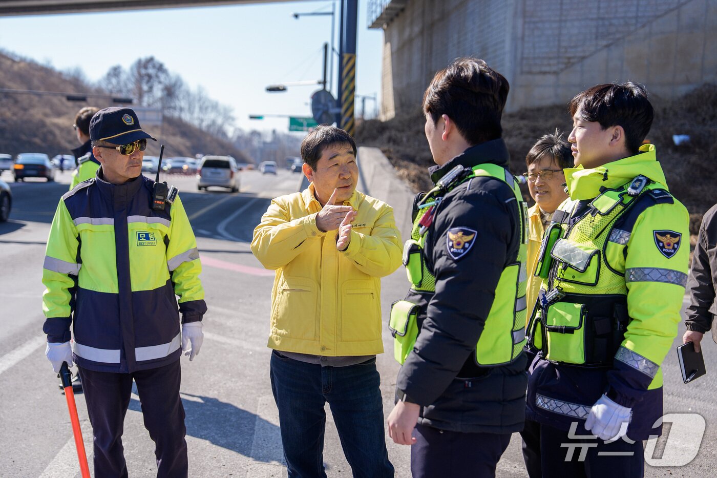 본문 이미지 - 이재영 충북 증평군수가 17일 시내 교차로에서 교봉봉사를 하고 있는 경찰과 모범운전자들을 격려하고 있다.(증평군 제공, 재판매 및 DB금지)/뉴스1