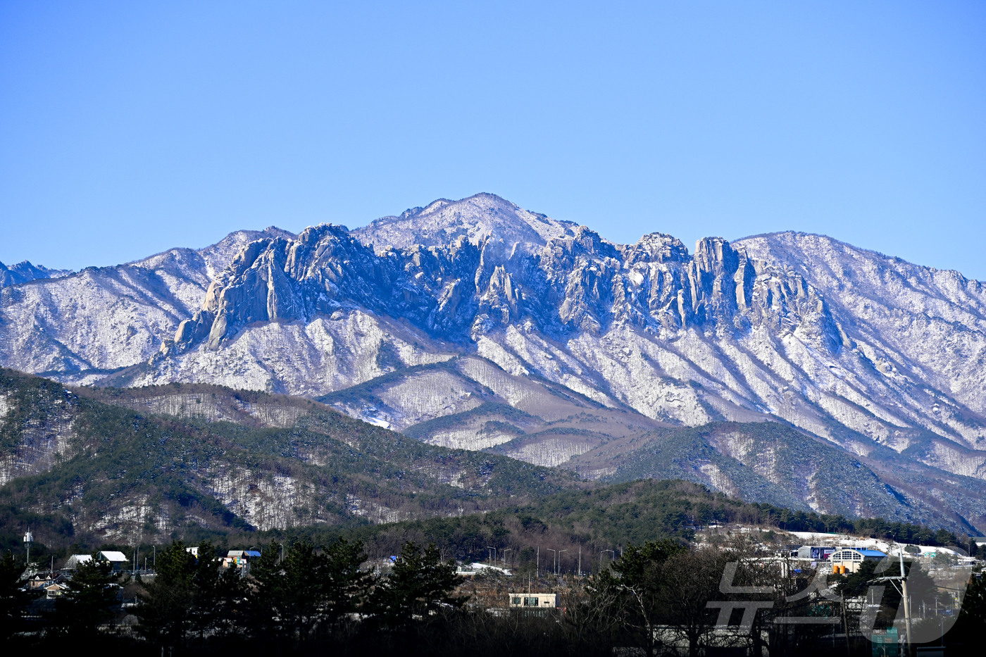 (속초=뉴스1) 윤왕근 기자 = 설 명절 당일인 17일 설악산국립공원에 눈이 쌓여 있다.(속초시 제공, 재판매 및 DB 금지) 2026.2.17/뉴스1