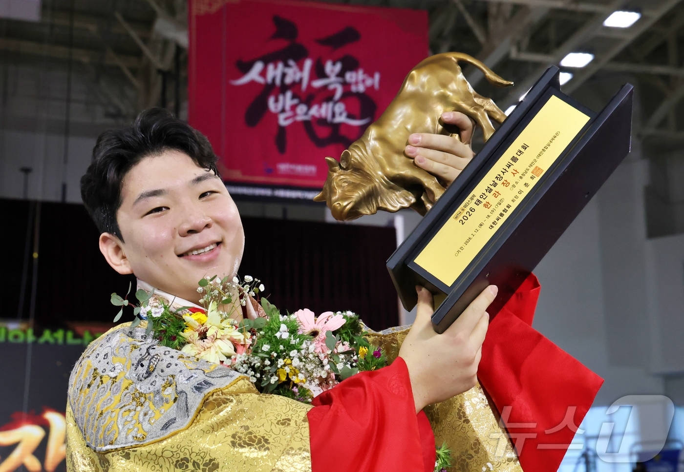 (서울=뉴스1) = 17일 충청남도 태안군 태안종합실내체육관에서 열린 ‘위더스제약 2026 태안설날장사씨름대회’에서 한라장사(105kg이하)에 등극한 김무호(울주군청)가 황소트로피 …