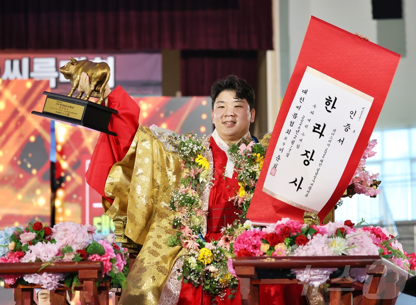 (서울=뉴스1) = 17일 충청남도 태안군 태안종합실내체육관에서 열린 ‘위더스제약 2026 태안설날장사씨름대회’에서 한라장사(105kg이하)에 등극한 김무호(울주군청)가 장사꽃가마 …