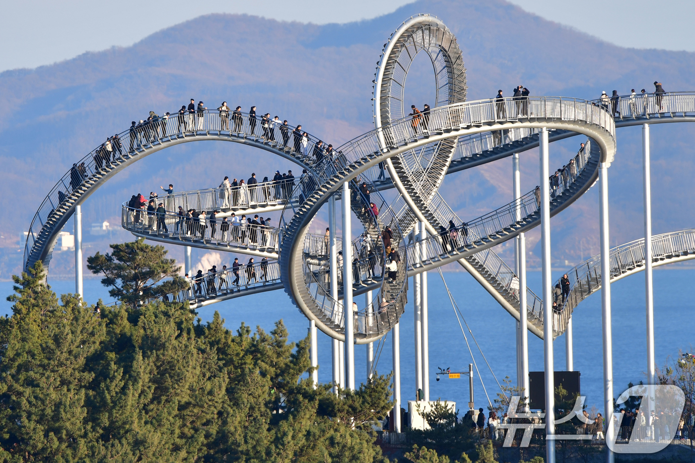 (포항=뉴스1) 최창호 기자 = 설 명절 연휴인 17일 경북 포항시 북구 환여동 스페이스워크에서 관광객들이 휴일을 즐기고 있다. 2026.2.17/뉴스1