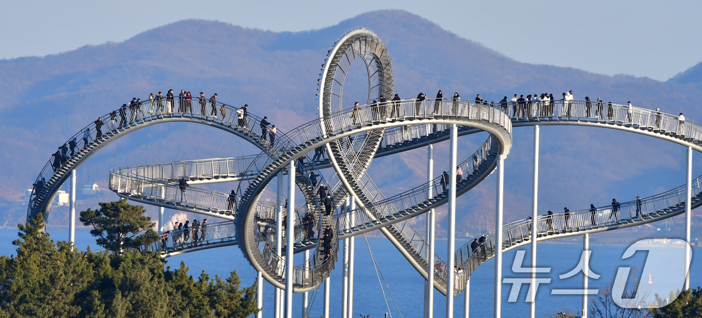 (포항=뉴스1) 최창호 기자 = 설 명절 연휴인 17일 경북 포항시 북구 환여동 스페이스워크에서 관광객들이 휴일을 즐기고 있다. 2026.2.17/뉴스1