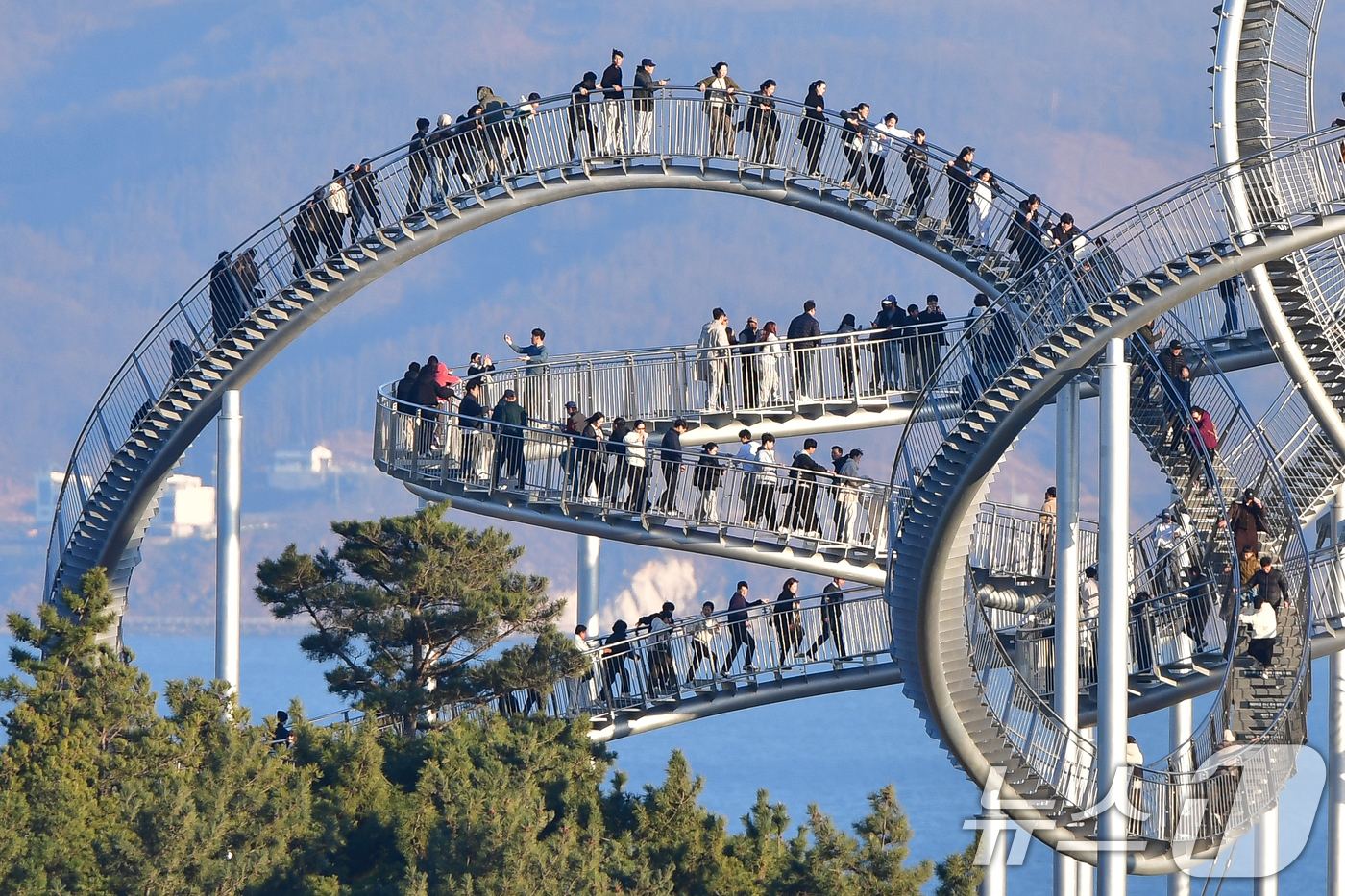 (포항=뉴스1) 최창호 기자 = 설 명절 연휴인 17일 경북 포항시 북구 환여동 스페이스워크에서 관광객들이 휴일을 즐기고 있다. 2026.2.17/뉴스1