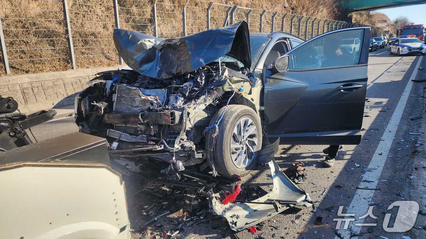 본문 이미지 - 17일 오후 강원 원주 3중 추돌사고 현장.(강원도소방본부 제공, 재판매 및 DB 금지) 2026.2.17/뉴스1