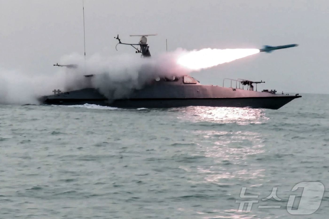 본문 이미지 - 이란 이슬람혁명수비대(IRGC)의 호르무즈 해협 군사훈련. 2026.02.16 ⓒ AFP=뉴스1