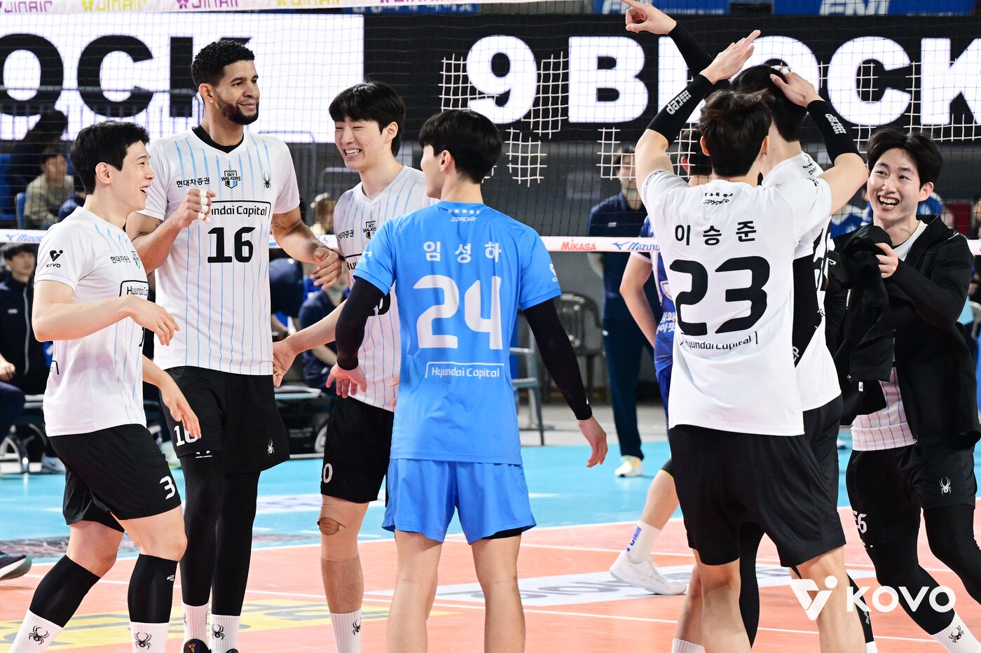본문 이미지 - 현대캐피탈이 삼성화재와 원정 경기에서 승리 후 기뻐하고 있다. (KOVO 제공)