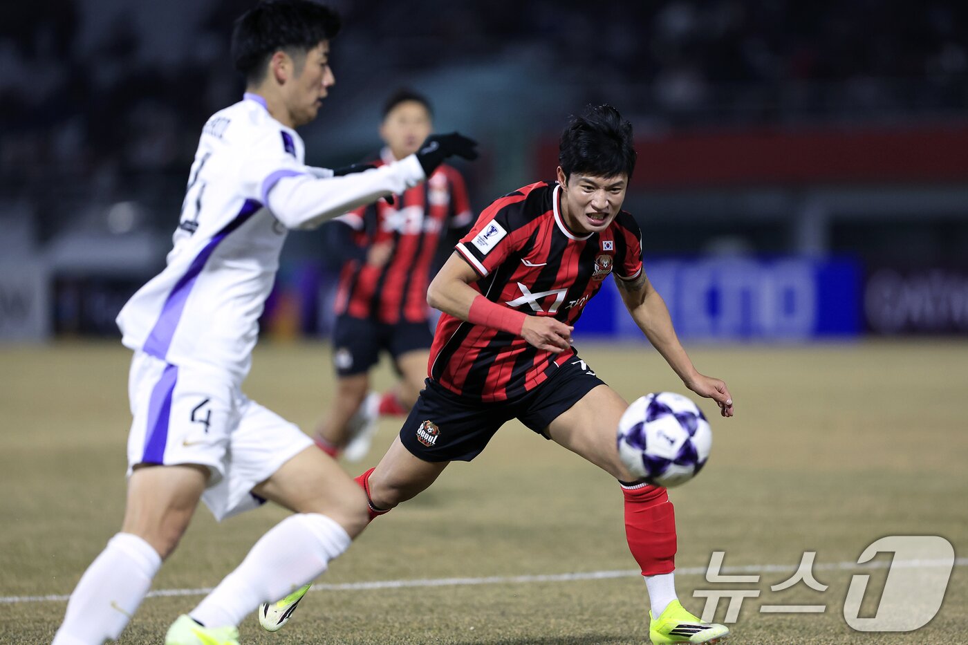 본문 이미지 - 17일 오후 서울시 양천구 목동종합운동장에서 열린 AFC 챔피언스리그 엘리트(ACLE) 2025/26 리그 스테이지 8차전 FC서울과 산프레체 히로시마의 경기에서 전반 서울 정승원이 히로시마 아라키 하야토와 치열한 승부를 펼치고 있다. 2026.2.17 ⓒ 뉴스1 박정호 기자