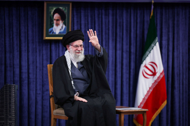 하메네이 "트럼프, 이란 못 무너뜨려…아무리 강한 군대도 때로 타격"