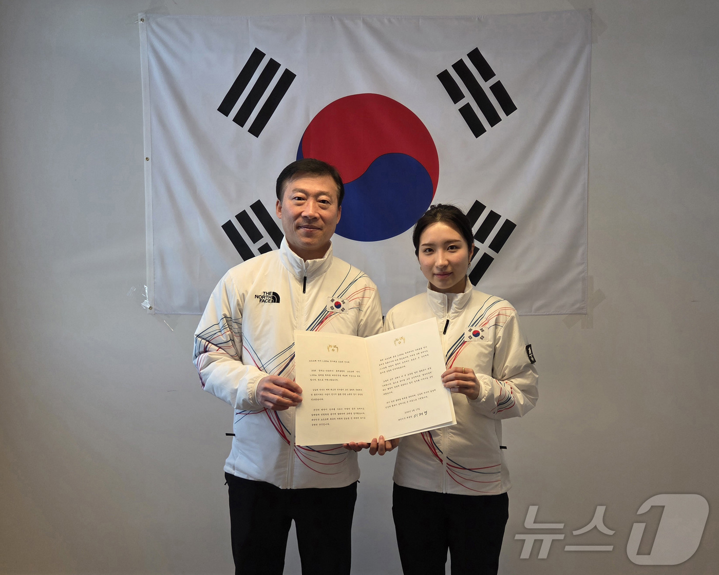 (밀라노=뉴스1) = 쇼트트랙 여자 1000m에서 동메달을 딴 김길리가 17일(현지시간) 이탈리아 밀라노 선수촌 대한민국 선수단 사무실에서 이재명 대통령의 축전을 받은 후 기념촬영 …