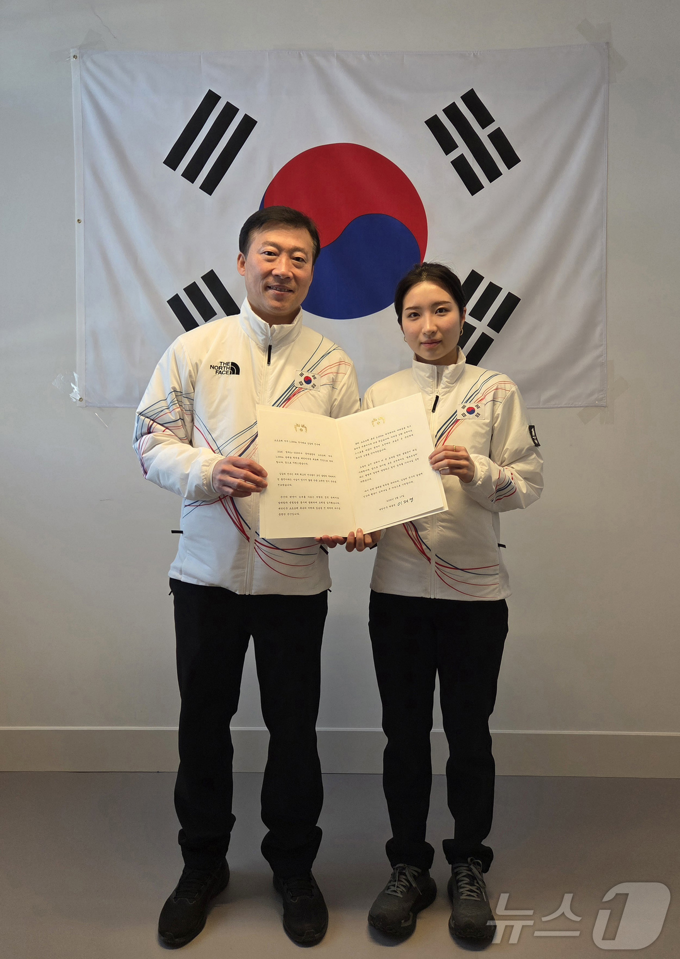 (밀라노=뉴스1) = 쇼트트랙 여자 1000m에서 동메달을 딴 김길리가 17일(현지시간) 이탈리아 밀라노 선수촌 대한민국 선수단 사무실에서 이재명 대통령의 축전을 받은 후 기념촬영 …