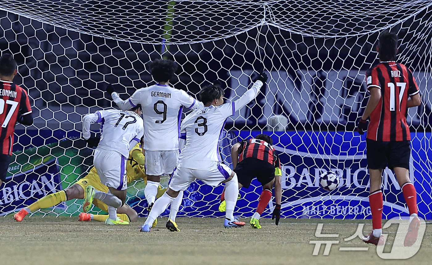 (서울=뉴스1) 박정호 기자 = 17일 오후 서울시 양천구 목동종합운동장에서 열린 AFC 챔피언스리그 엘리트(ACLE) 2025/26 리그 스테이지 8차전 FC서울과 산프레체 히로 …