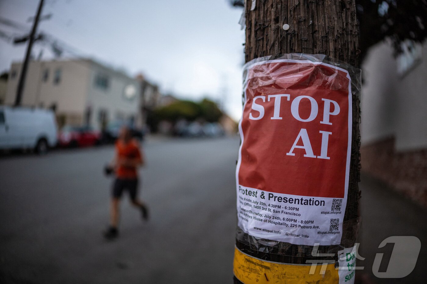 본문 이미지 - 2025년 7월 29일(현지시간) 미국 캘리포니아주 샌프란시스코의 한 전봇대에 'AI를 멈추라'는 표지판이 걸려 있다. 2025.07.29. ⓒ 로이터=뉴스1