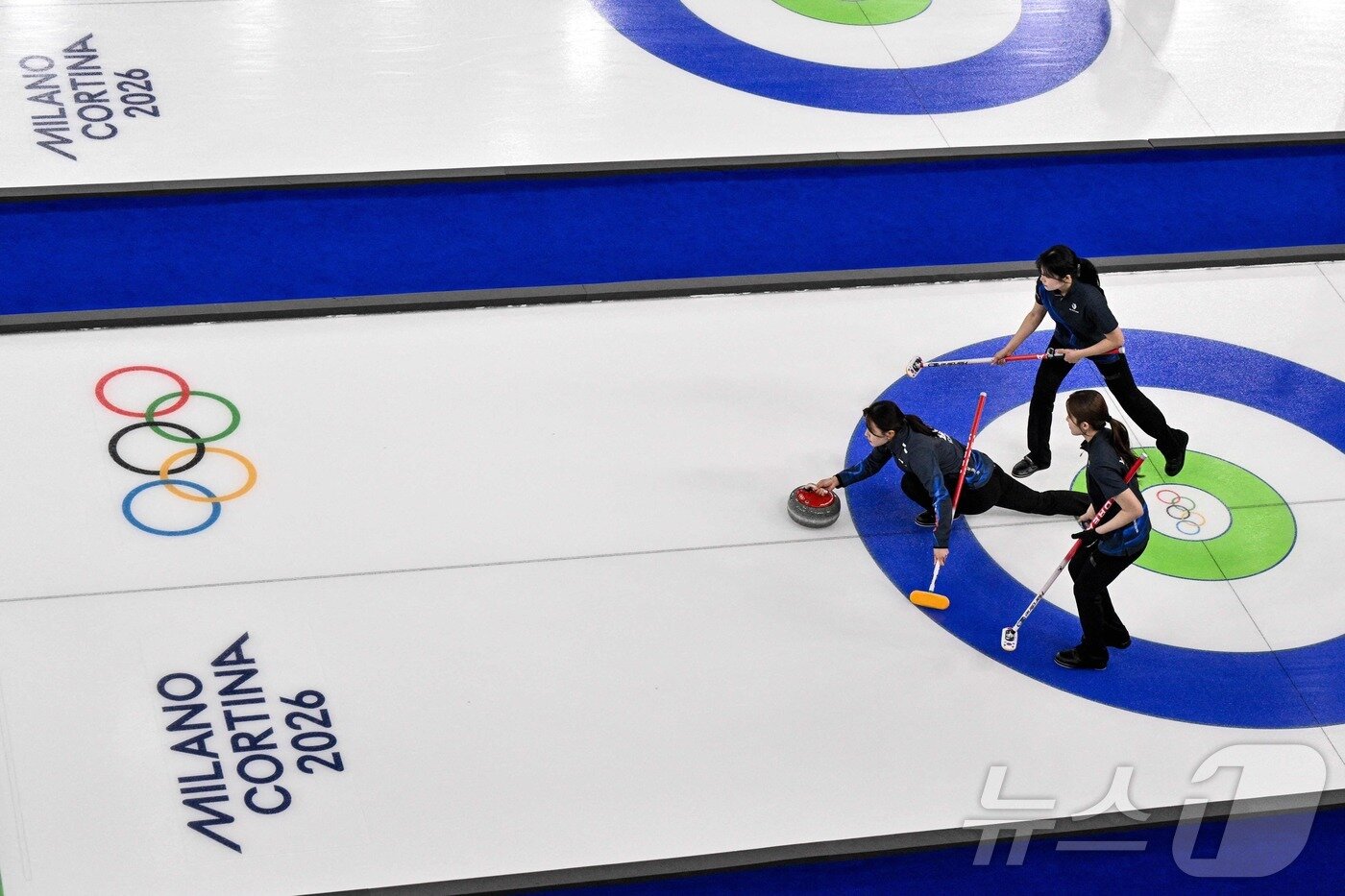 본문 이미지 - 밀라노 동계 올림픽 여자 컬링에서 스위스와 경기 중인 한국 대표팀.ⓒ AFP=뉴스1
